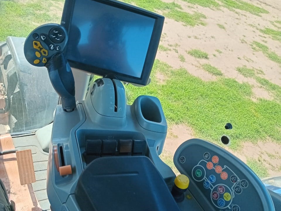 Tractor New Holland T8 355, año 2013